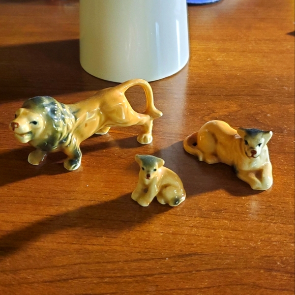Lion lioness cub miniature - Picture 1 of 12